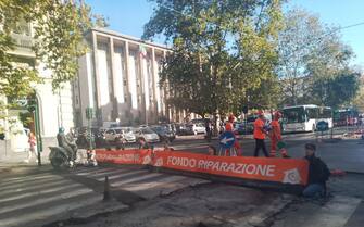 Blocco stradale davanti a Palazzo di Giustizia e vernice lavabile versata sulla fontana dei Malavoglia, colorandola di arancione nell'adiacente piazza Verga: sono le due azioni di 'disobbedienza civile' realizzate a Catania da aderenti alla campagna Fondo riparazione, promossa da Ultima generazione, 10 novembre 2023.
ANSA/ UFFICIO STAMPA ULTIMA GENERAZIONE ++HO  - NO SALES EDITORIAL USE ONLY +NPK+