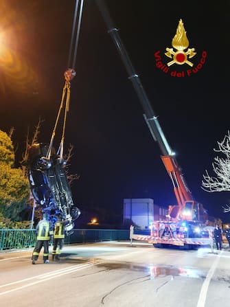 È ancora in corso l'identificazione delle vittime morte nell'incidente avvenuto la scorsa notte a Portogruaro, dove un'auto è finita in un canale. Secondo una prima ricostruzione, la vettura - una Bmw nera - proveniva da Viale Venezia, in Borgo Sant'Agnese, quando nell'affrontare una curva è andata dritta, sfondando il guardrail e precipitando nel fiume Reghena. I sommozzatori stanno scandagliando il corso d'acqua alla ricerca di quella che potrebbe essere una quarta vittima, di cui al momento non vi è certezza. 
ANSA/ Vigili del Fuoco ANSA PROVIDES ACCESS TO THIS HANDOUT PHOTO TO BE USED SOLELY TO ILLUSTRATE NEWS REPORTING OR COMMENTARY ON THE FACTS OR EVENTS DEPICTED IN THIS IMAGE; NO ARCHIVING; NO LICENSING NPK