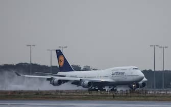 12 October 2023, Berlin: A Lufthansa Boeing 747 jumbo jet from Tel Aviv taxis to its parking position at Frankfurt Airport after landing. Lufthansa has begun bringing Germans from Israel, which is under attack by the Islamist Hamas, to Germany. Photo: Hannes Albert/dpa-Pool/dpa