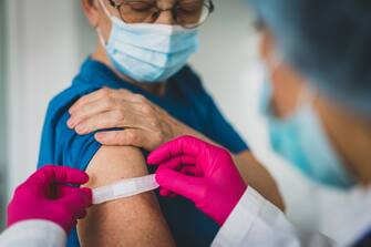 Nel giro di ventiquattr’ore, due giudici federali hanno smontato l’obbligo vaccinale deciso dall’amministrazione Biden per tutti i dipendenti del settore sanitario