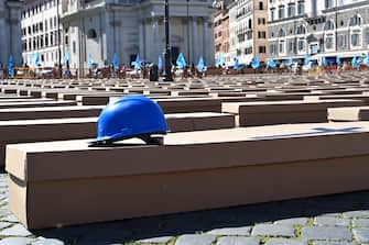 Una immagine dell'iniziativa organizzata dalla UIL, 'Mille bare a Piazza del Popolo' per ricordare le vittime del lavoro a Roma, 19 marzo 2024. 
 ANSA/MAURIZIO BRAMBATTI