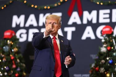 WATERLOO, IOWA - DECEMBER 19: Republican presidential candidate and former U.S. President Donald Trump gestures as he wraps up a campaign event on December 19, 2023 in Waterloo, Iowa. Iowa Republicans will be the first to select their party's nomination for the 2024 presidential race, when they go to caucus on January 15, 2024. (Photo by Scott Olson/Getty Images)