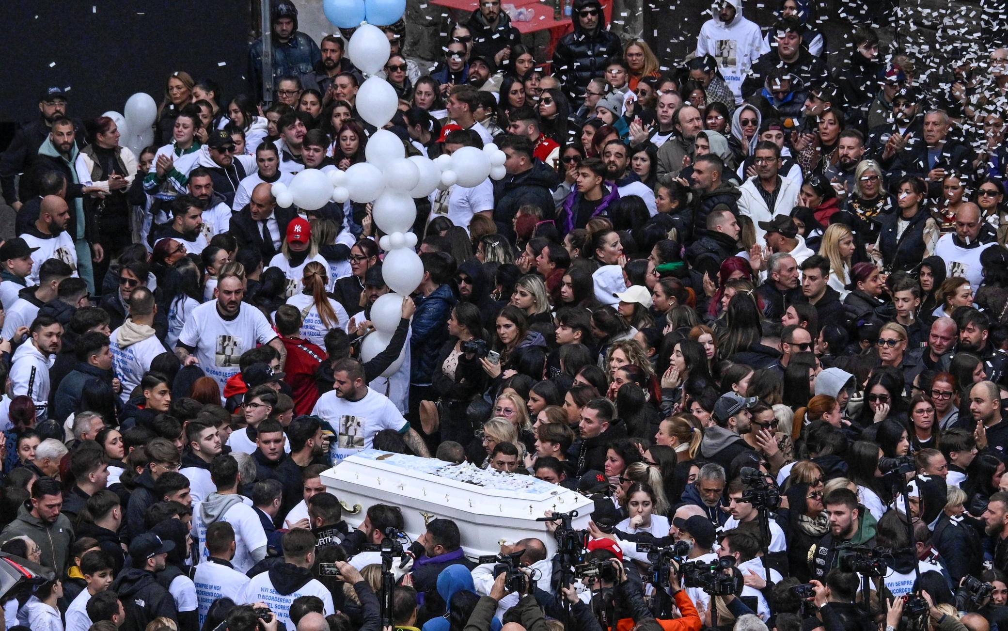 La bara bianca di Arcangelo Correra, il diciottenne ucciso nel centro storico di Napoli dal colpo di pistola sparato per errore da un suo amico, è stata portata a spalla da parenti e amici fino al luogo in cui, all'alba dello scorso 9 novembre, venne ferito a morte, Napoli, 14 novembre 2024. ANSA/CIRO FUSCO