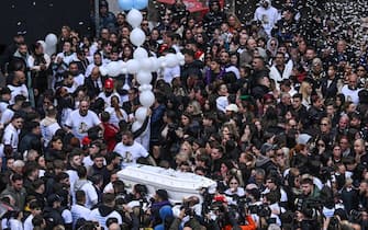 arcangelo correra La bara bianca di Arcangelo Correra, il diciottenne ucciso nel centro storico di Napoli dal colpo di pistola sparato per errore da un suo amico, è stata portata a spalla da parenti e amici fino al luogo in cui, all'alba dello scorso 9 novembre, venne ferito a morte, Napoli, 14 novembre 2024. ANSA/CIRO FUSCO