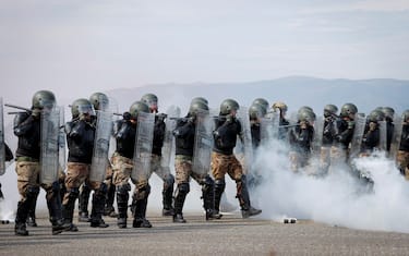 epa09448805 Italian Army soldiers of the NATO-led Kosovo Force (KFOR) conduct Operational Rehearsal Training Exercise, called 'OPREH Level II,' in the western town of Gjakova, Kosovo, 05 September 2021. The training involves hundreds of troops from NATO countries which integrate with KFOR, as part of KFOR's Operational Reserve Force.  EPA/VALDRIN XHEMAJ