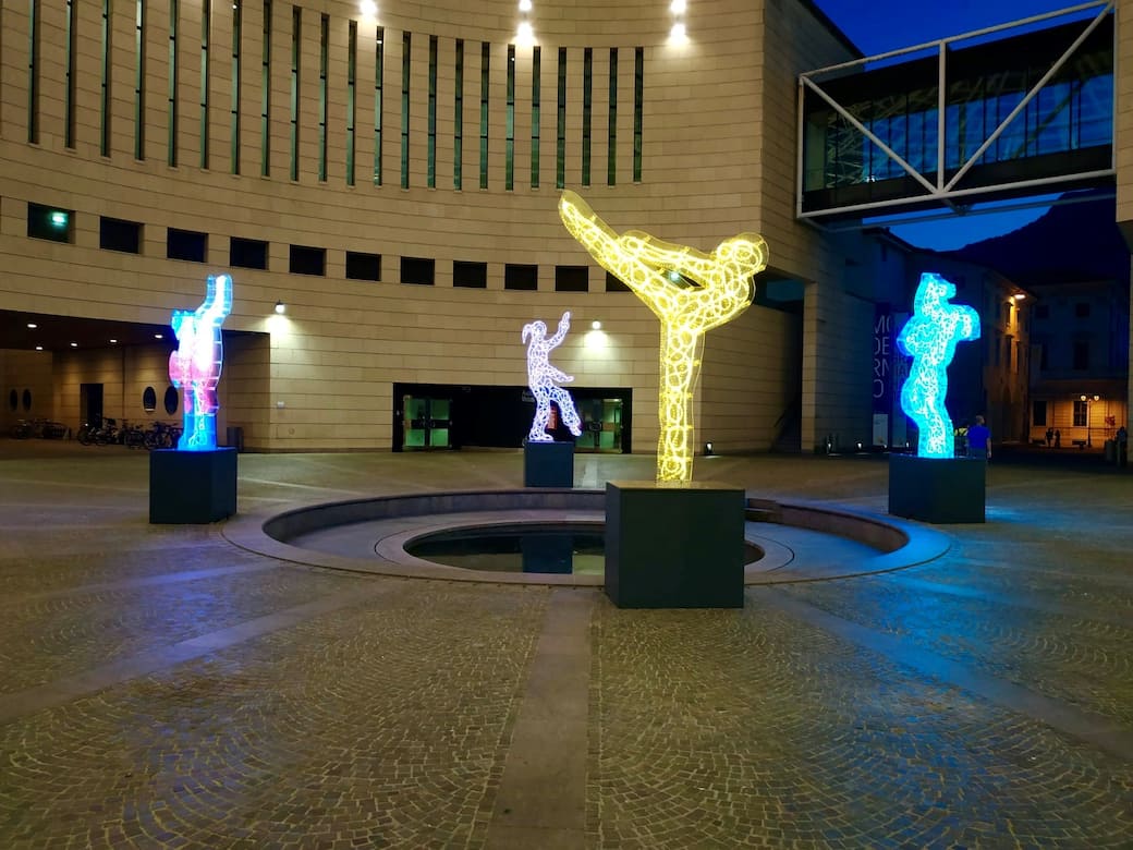 Marco-Lodola-installazione-Circled-al-Mart-Rovereto.jpg