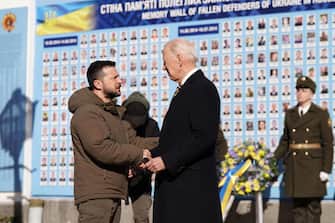 TOPSHOT - US President Joe Biden (R) is greeted by Ukrainian President Volodymyr Zelensky (L) during a visit in Kyiv on February 20, 2023. - US President Joe Biden made a surprise trip to Kyiv on February 20, 2023, ahead of the first anniversary of Russia's invasion of Ukraine, AFP journalists saw. Biden met Ukrainian President Volodymyr Zelensky in the Ukrainian capital on his first visit to the country since the start of the conflict. (Photo by Dimitar DILKOFF / AFP)
