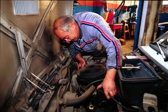 OFFICINA MECCANICA AUTOMEZZO, MECCANICO AL LAVORO