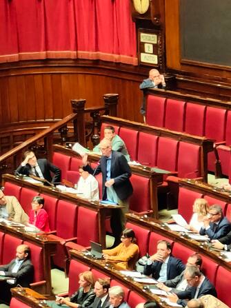 Piero Fassino del PD mostra il cedolino del suo stipendio a tutti i deputati nell'Aula della Camera, Roma, 02 agosto 2023. "L'indennità che ciascun deputato percepisce ogni mese dalla Camera è di 4.718 euro al mese. Si tratta certamente di una buona indennità, ma non è certamente uno stipendio d'oro". Lo ha detto nell'Aula della Camera Piero Fassino del PD prima di annunciare la sua astensione sul bilancio interno di Montecitorio e mostrando il cedolino del suo stipendio a tutti i deputati, "quello che ciascuno di noi riceve ogni mese". 
ANSA/ FRANCESCO BONGARRA'