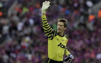 epa02756666 Manchester United's goalkeeper Edwin van der Sar acknowledges fans prior to the UEFA Champions League final between FC Barcelona and Manchester United at the Wembley Stadium, London, Britain, 28 May 2011.  EPA/JONATHAN BRADY