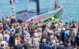 Varata la nuova Ac75 di Luna Rossa a Cagliari, 13 aprile 2024. Con la benedizione del vescovo Giuseppe Baturi è scattato alle 13.23 il via alla nuova avventura della barca che cercherà di portare in Italia la Coppa America. La madrina dell'inaugurazione è stata come al solito Miuccia Prada accompagnata dal patron Patrizio Bertelli. Poi la fatidica frase 'Io ti battezzo Luna Rossa'. Con la bottiglia di spumante che si è schiantata sulla scocca argentata della nuova barca dai colori argento, grigio e rosso con due ali gialle che la faranno "volare" sull'acqua.
ANSA/UFFICIO STAMPA