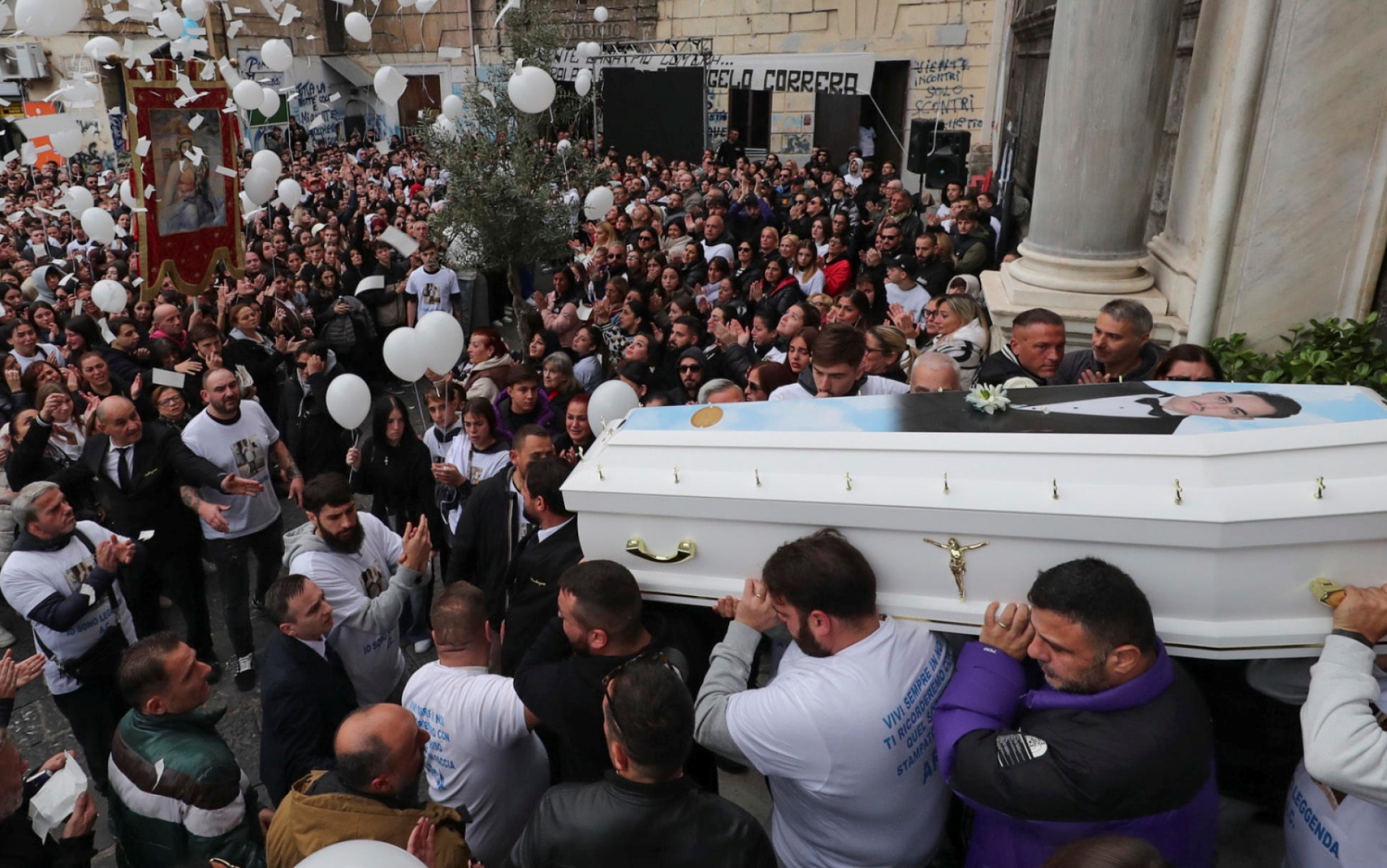 La bara bianca di Arcangelo Correra, il diciottenne ucciso nel centro storico di Napoli dal colpo di pistola sparato per errore da un suo amico, è stata portata a spalla da parenti e amici fino al luogo in cui, all'alba dello scorso 9 novembre, venne ferito a morte, Napoli, 14 novembre 2024. ANSA/ NPK