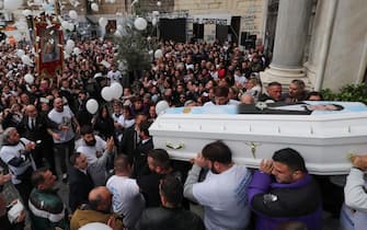 arcangelo correra La bara bianca di Arcangelo Correra, il diciottenne ucciso nel centro storico di Napoli dal colpo di pistola sparato per errore da un suo amico, è stata portata a spalla da parenti e amici fino al luogo in cui, all'alba dello scorso 9 novembre, venne ferito a morte, Napoli, 14 novembre 2024. ANSA/ NPK