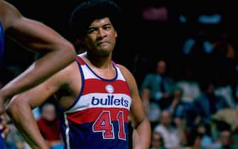 BOSTON, MA - 1976: Wes Unseld #41 of the Washington Bullets stands against the Boston Celtics during a game played circa 1976 at the Boston Garden in Boston, Massachussets. NOTE TO USER: User expressly acknowledges and agrees that, by downloading and or using this photograph, User is consenting to the terms and conditions of the Getty Images License Agreement. Mandatory Copyright Notice: Copyright 1976 NBAE (Photo by Dick Raphael/NBAE via Getty Images)