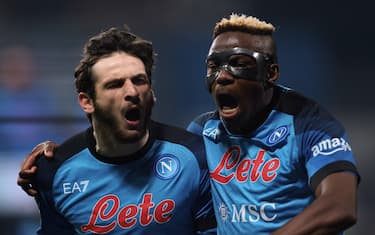 REGGIO NELL'EMILIA, ITALY - FEBRUARY 17: Khvicha Kvaratskhelia of SSC Napoli (L) celebrates with team mate Victor Osimhen after scoring to give the side a 1-0 lead during the Serie A match between US Sassuolo and SSC Napoli at Mapei Stadium - Citta' del Tricolore on February 17, 2023 in Reggio nell'Emilia, Italy. (Photo by Jonathan Moscrop/Getty Images)