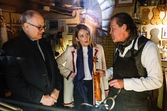 The president of the European Parliament, Roberta Metzola (C) accompanied by the mayor of Rome, Roberto Gualtieri (L), visits the workshop of the master luthier, Michel Eggimann near Campo de Fiori square, Rome, Rome 17 February 2023.
ANSA/FABIO FRUSTACI