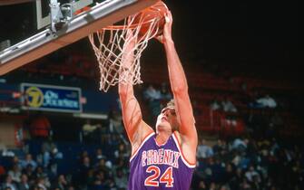 LANDOVER, MD - CIRCA 1990:  Tom Chambers #24 of the Phoenix Suns goes up for a slam dunk against the Washington Bullets during an NBA basketball game circa 1990 at the Capital Centre in Landover, Maryland. Chambers played for the Suns from 1988-93. (Photo by Focus on Sport/Getty Images) 
