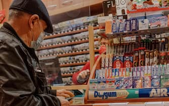 un uomo in una tabaccheria