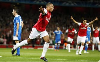 epa02940123 Arsenal's Alex Oxlade-Chamberlain (C) celebrates after scoring against Olympiakos during the UEFA Champions League match between Arsenal London and Olympiakos Piraeus at the Emirates Stadium in London, Britain, 28 September 2011.  EPA/KERIM OKTEN