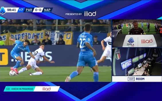 https://static.sky.it/editorialimages/e34a12277de3f3e5be0ebd0558ba7046cb7f87c5/skysport/it/calcio/serie-a/video/2025/05/19/parma-napoli-neres-rigore-video/rigore_napoli.jpg?im=Resize,width=565