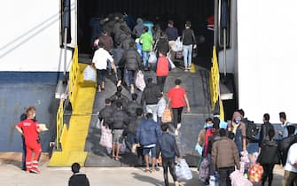 Migranti provenienti dallhotspot di contrada Imbriacola di Lampedusa vengono imbarcati sul traghetto SNAV Adriatico, attraccato al molo Cala Pisana, per compiere un periodo di quarantena, al termine del quale verranno trasferiti presso altri centri di accoglienza, 26 novembre 2020.
ANSA/CARMELO IMBESI