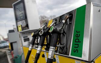 Il prezzo della benzina e del diesel sfonda la soglia dei 2 euro al litro nella maggior parte dei distributori di carburanti, Roma, 07 marzo 2022.
ANSA/MASSIMO PERCOSSI