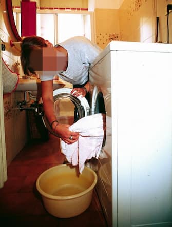 CASALINGA SVOLGE I LAVORI DI CASA