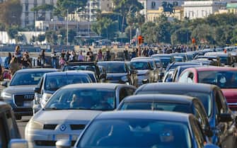Folla e  traffico sul  lungomare Caracciolo di Napoli dove il clima estivo, nonostante la pandemia covid-19,  ha invogliato migliaia persone a concedersi una passeggiata,  7  novembre  2020.
ANSA / CIRO FUSCO