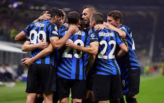 MILAN, ITALY - OCTOBER 01: Hakan Calhanoglu of FC Internazionale celebrates after scoring his team's first goal with his teammates during the UEFA Champions League 2024/25 League Phase MD2 match between FC Internazionale Milano and FK Crvena Zvezda at Stadio San Siro on October 01, 2024 in Milan, Italy. (Photo by Emmanuele Ciancaglini/Ciancaphoto Studio/Getty Images)