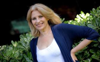 La sceneggiatrice Anna Pavignano in posa durante il photo call prima della conferenza stampa del programma '' Un poeta per amico'', presentato nella sede della Rai di viale Mazzini, 29 maggio 2012, a Roma. Il programma dedicato a Massimo Troisi, andra' in onda in prima serata su Rai1 martedi 5 giugno, dall'Auditorium Rai di Napoli.  ANSA/CLAUDIO ONORATI
