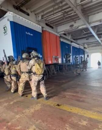 I militari a bordo della nave Galata Seaway