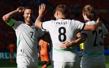epa11436657 Marko Arnautovic (L) of Austria and teammates celebrate the opening goal during the UEFA EURO 2024 group D match between Netherlands and Austria, in Berlin, Germany, 25 June 2024.  EPA/CLEMENS BILAN