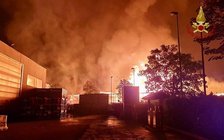Una serie di incendi si è sviluppata la notte scorsa nella zona industriale di Villastellone, un comune a una ventina di chilometri a sud di Torino. Secondo le prime informazioni sarebbero coinvolti i capannoni di quattro aziende e una cascina privata. Sul posto sono arrivate numerose squadre di vigili del fuoco, che hanno ricevuto rinforzi da Biella, Alessandria, Vercelli, Cuneo e Asti. Sono al lavoro anche gli specialisti del nucleo Nbcr (Nucleare biologico chimico radiologico). ANSA/US VIGILI DEL FUOCO +++ NO SALES, EDITORIAL USE ONLY +++ NPK +++