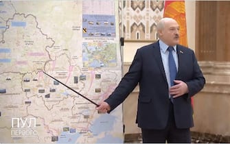  Lukashenko indica la mappa con la Moldavia