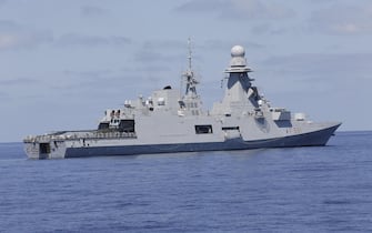 La fregata Virginio Fasan, con a bordo circa un migliaio di migranti, nell'ambito dell'operazione Mare Nostrum, Mar Mediterraneo Meridionale, 30 Agosto 2014. ANSA/GIUSEPPE LAMI