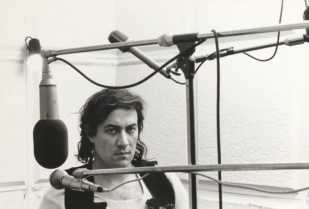 Demetrio_Stratos_durante_la_registrazione_in_solo_dal_titolo_Metrodora_edita_per_la_collana_Cramps-Diverso_Milano_1976_(c)Roberto_Masotti_Lelli_e_Masotti_Archivio.jpg