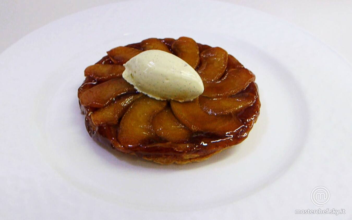 Tarte tatin con gelato alla vaniglia 