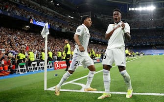 epa10618160 Real Madrid's striker Vinicius Jr (R) celebrates with teammate Rodrygo Goes (L) after scoring the 1-0 goal during the UEFA Champions League semifinal first leg soccer match between Real Madrid and Manchester City at Santiago Bernabeu Stadium, in Madrid, Spain, 09 May 2023.  EPA/Rodrigo Jimenez