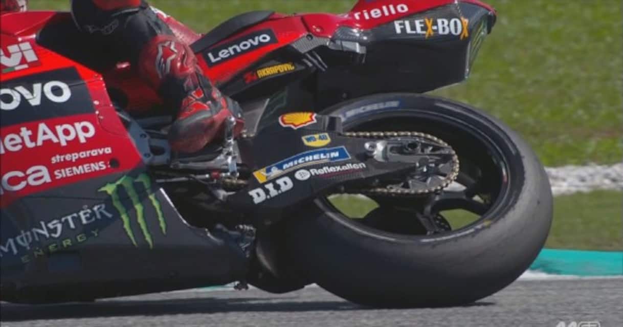 https://static.sky.it/editorialimages/e3b70cecbf19596ea086c14a8f15b7ae75e66919/skysport/it/motori/motogp/2025/10/26/bagnaia-foratura-gp-malesia-sepang-video/og_bagnaia_gomma_Screen_1.jpg?im=Resize,width=1218