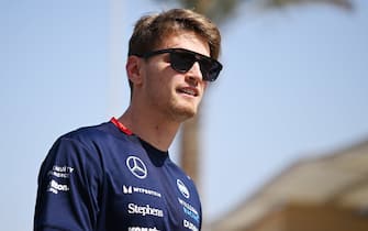 BAHRAIN INTERNATIONAL CIRCUIT, BAHRAIN - FEBRUARY 23: Logan Sargeant, Williams Racing, arrives in the Paddock during the Pre-Season Test at Bahrain International Circuit on Friday February 23, 2024 in Sakhir, Bahrain. (Photo by Simon Galloway / LAT Images)