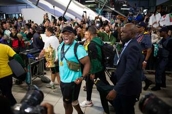 epa10950337 Springbok rugby team player Bongi Mbonambi poses with the William Webb Ellis Cup upon the team's arrival in the country after winning the 2023 Rugby World Cup, in Johannesburg, South Africa, 31 October 2023. The Springboks won back to back Rugby World Cups and are the only team to have won four titles. They will embark on a trophy tour around the country starting 02 November.  EPA/KIM LUDBROOK