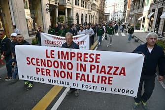 Operai e aziende edili in piazza con oltre 400 mezzi per sbloccare i crediti incagliati del 110%. Dal mattino in giro per la citta' con i mezzi hanno creato molti disagi al traffico. Genova, 21 marzo 2023
ANSA/LUCA ZENNARO