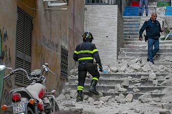 Un'esplosione, accompagnata da un forte odore di gas si è verificata al quarto piano di un palazzo ai Gradini San Matteo a Toledo ai Quartieri Spagnoli, a Napoli. Sono caduti pezzi di intonaco sulla scalinata sottostante dove si trova l'ingresso del palazzo nel quartiere affollato dai turisti. Una coltre di polvere ricopre le auto parcheggiate e tutta la gradinata sottostante è ricoperta di pietre. Tanta la paura, ma nessun ferito. Sul posto vigili del fuoco e polizia che hanno transennato la zona e fatto allontanare le persone prima di iniziare le verifiche nel palazzo, Napoli, 27 aprile 2024. ANSA/ CIRO FUSCO