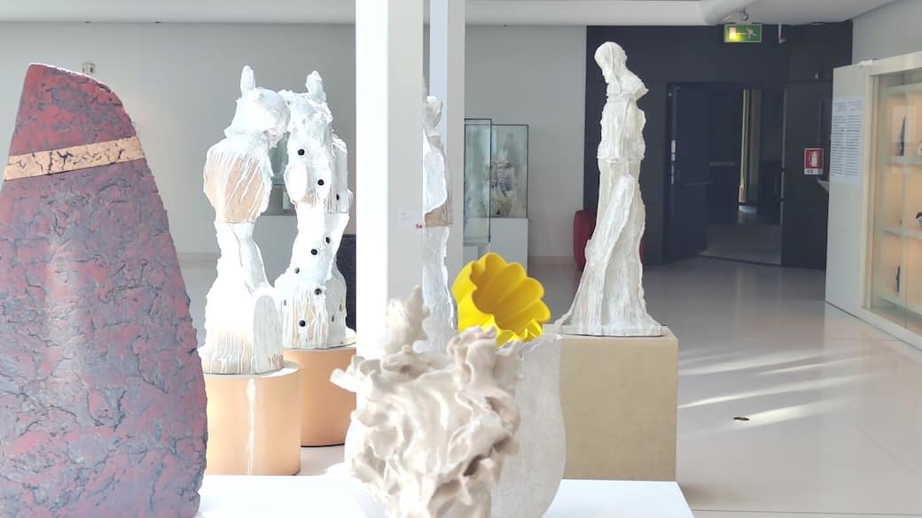 Vista dell’allestimento. Courtesy MIC - Museo Internazionale delle Ceramiche – Faenza