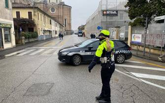 E' iniziato alle 8.30 l'ingresso delle persone accreditate al varco di polizia in vista dei funerali di stamane nella Chiesa di Santa Giustina, a Padova, di Giulia Cecchettin. Sono oltre 200 le persone tra polizia, carabinieri, guardia di finanza, polizia penitenziaria, unità speciali antiterrorismo e antisabotaggio che presidiano la zona esterna riservata. All'interno della Basilica vi sarà posto per poco meno di 1.200 persone, 5 dicembre 2023. ANSA/NICOLA FOSSELLA