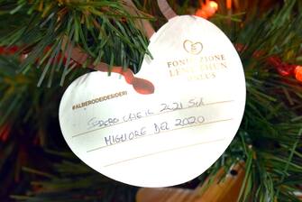 Milano - Albero di Natale con biglietti di auguri dei viaggiatori in Stazione Centrale