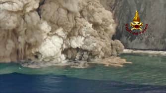 STROMBOLI - Allerta rossa per il vulcano. Eruzione e nube di cenere alta 2 chilometri.