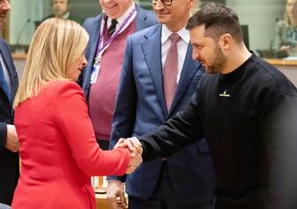 Stretta di mano e un caloroso abbraccio tra la premier Giorgia Meloni e il presidente ucraino Volodymyr Zelensky, a margine della photo-op con i 27 e i vertici delle istituzioni europee all'Europa Building. E' la prima volta che Meloni e Zelensky si vedono di persona. Dopo la plenaria del Consiglio europeo con l'ospite ucraino sarà poi la volta dei bilaterali, incluso quello tra il capo del governo italiano e Zelensky, 9 febbraio 2023. ANSA/FILIPPO ATTILI/US PALAZZO CHIGI +++ NO SALES, EDITORIAL USE ONLY +++ NPK +++