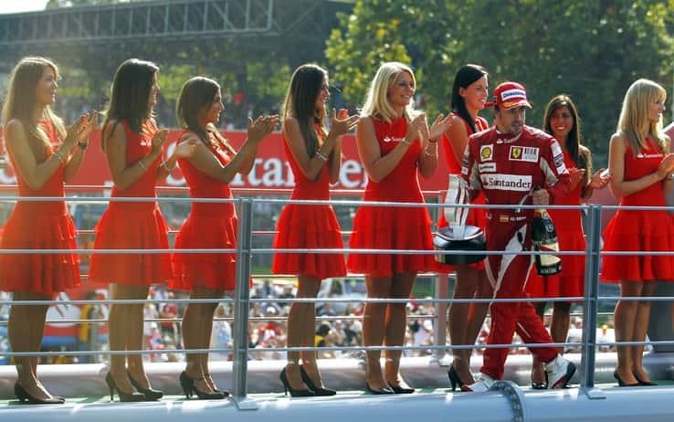 Fernando Alonso sul podio di Monza dopo la vittoria del 2010