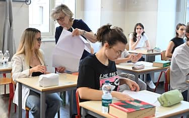 Studenti del liceo D’Azeglio attendono l’inizio della prima prova dell’esame di maturità 2024, torino 19 giugno 2024 ANSA/ALESSANDRO DI MARCO 